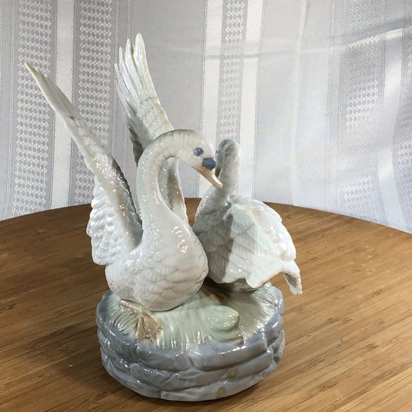 VINTAGE 1970’s SWAN LAKE Musical Rotating Porcelain FIGURINE Japan GLOBAL ART - Picture 8 of 11
